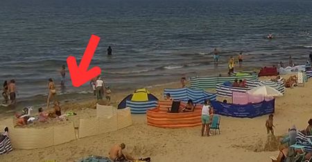 Ujęcie z plaży w Grzybowie. Zobaczcie, jak ustawili parawan