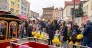 Jarmark Wielkanocny w Żarach. Karuzela, ciuchcia i stoiska z pysznościami