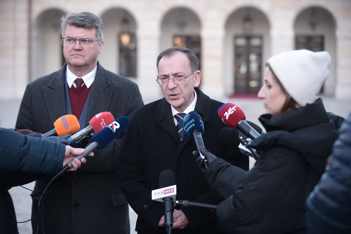 Były szef CBA i były minister spraw wewnętrznych Mariusz Kamiński oraz jego były zastępca Maciej Wąsik podczas konferencji przed Pałacem Prezydenckim 