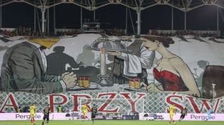 Oprawa kibiców z Młyna na meczu Korona Kielce - Lech Poznań w Ekstraklasie. Były race i transparenty fanów obu drużyn. Zobacz zdjęcia