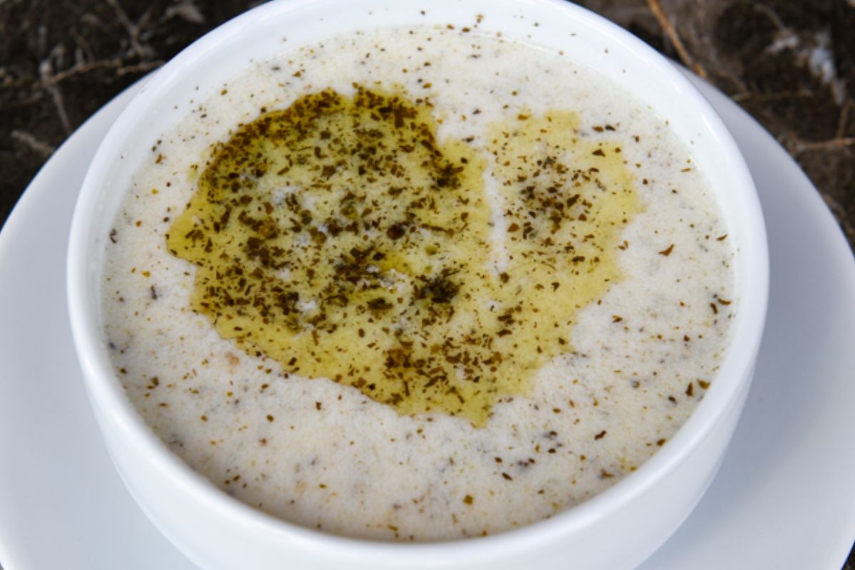 W Turcji uwielbiają zupę na bazie jogurtu. Zrobisz ją w kilka chwil i smakuje lepiej niż chłodnik