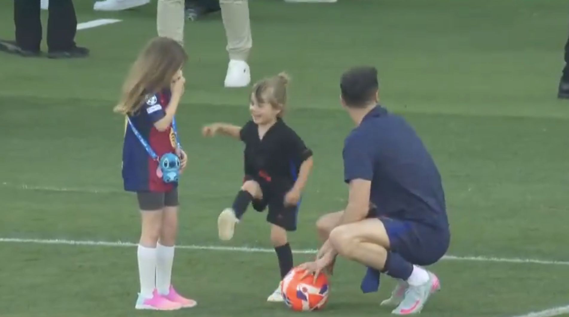Robert Lewandowski dokazuje z córkami na boisku