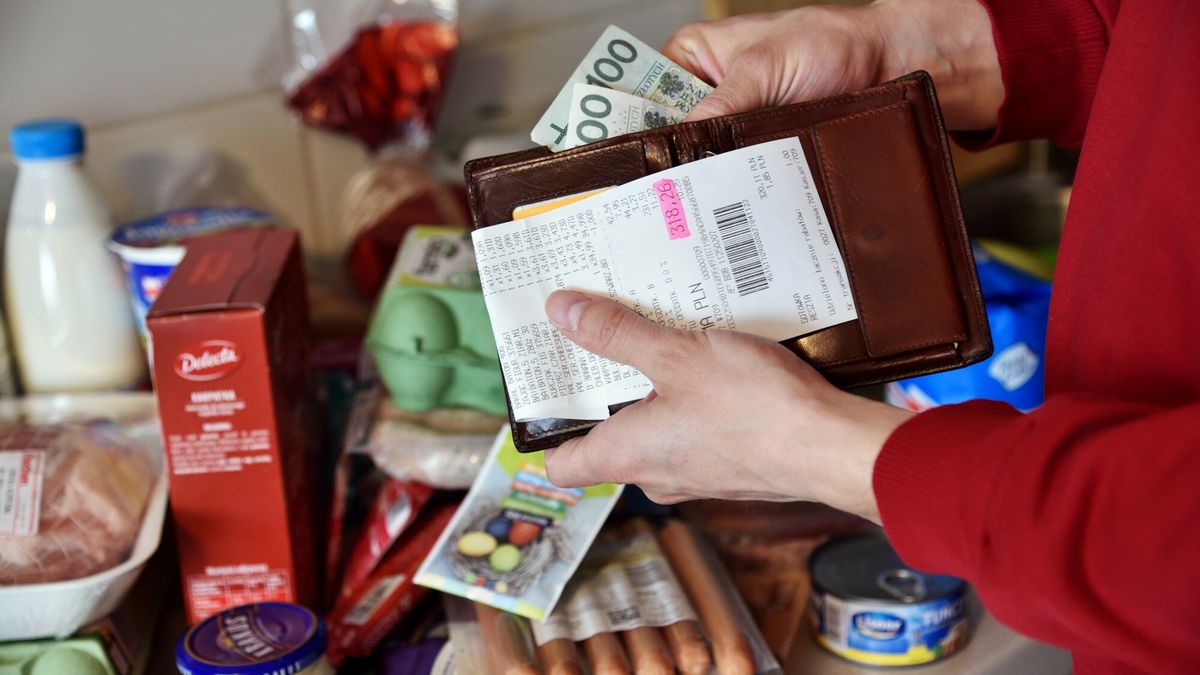 East News archiwumFot. Bartlomiej Magierowski/EastNews. Wroclaw 11.04.2022. Zakupy swiateczne. Inflacja i coraz wyzsze ceny produktow spozywczych.N/z: pieniadze, portfel i paragon z kwota 318 PLN.Bartlomiej Magierowski