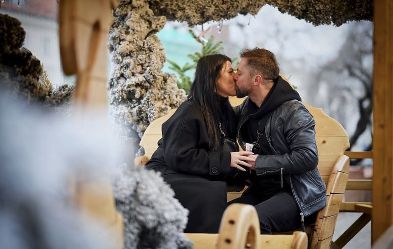 Misha Kostrzewski i Kinga Wielocha na bożonarodzeniowym jarmarku