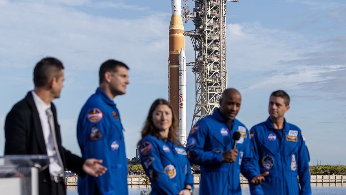 (L-R) NASA Administrator Jared Isaacman, Artemis II mission specialists Jeremy Hansen and Christina Koch, pilot Victor Glover and commander Reid Wiseman attend a press conference during the rollout of the SLS rocket with an Orion capsule, part of the Artemis 2 mission, from NASA's Vehicle Assembly Building to pad 39B at Kennedy Space Center, Titusville, Florida, USA, 17 August 2026. According to NASA, Artemis 2 is a crewed lunar flyby mission, the second in NASA's Artemis program, and the first human mission beyond low Earth orbit since 1972, testing spacecraft systems ahead of future Moon landings. EPA/CRISTOBAL HERRERA-ULASHKEVICH Dostawca: PAP/EPA.