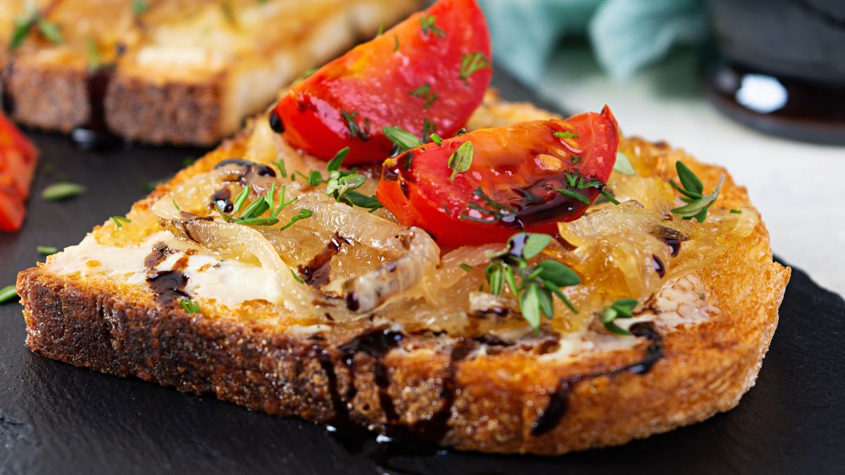 Kanapka z karmelizowaną cebulą i pomidorkami