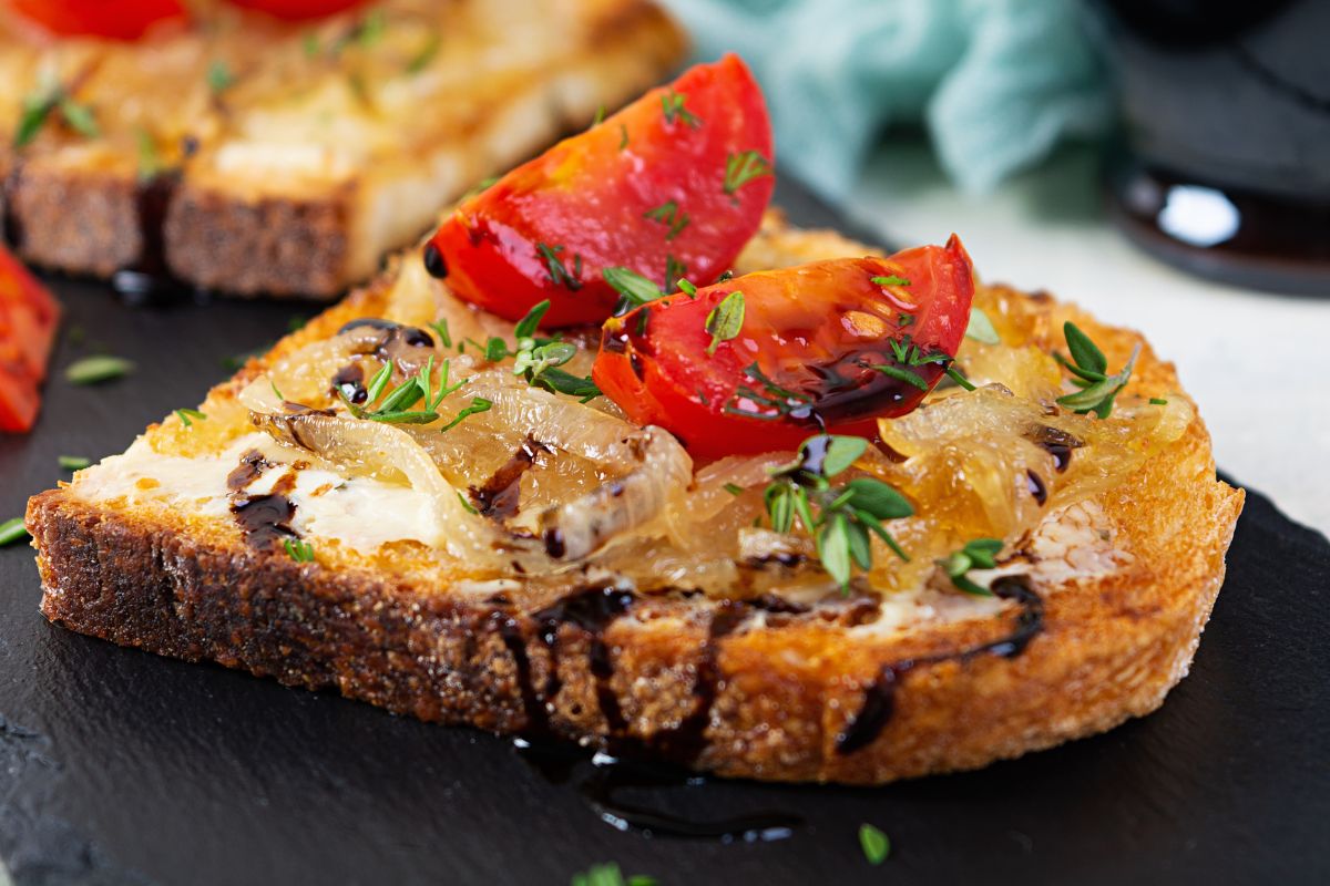 Kanapka z karmelizowaną cebulą i pomidorkami