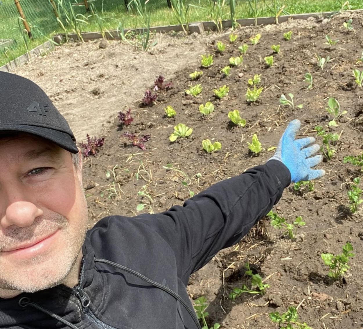 Andrzej Piaseczny uwielbia spędzać czas w przydomowym ogrodzie