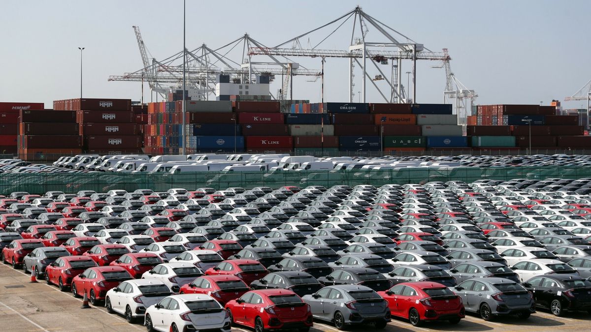 Hondy na eksport
Honda cars are lined up at Southampton Docks prior to being loaded onto a car container ship for export.
Andrew Matthews