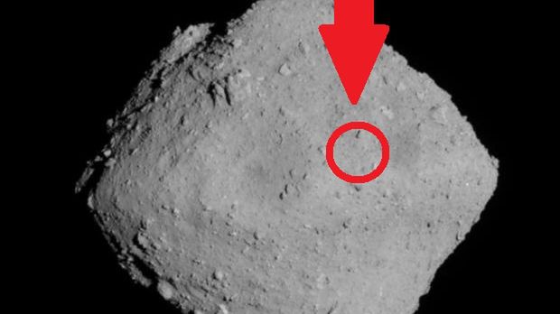Asteroida Ryugu. Na czerwono zaznaczono miejsce, z którego Hayabusa 2 pobrała próbki do badań.