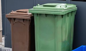 Gdzie wyrzucić lakierowany papierek? Błąd może sporo kosztować