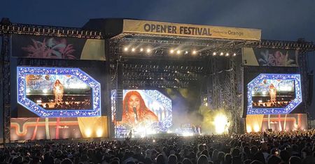 Ostro na Openerze. Gwiazda zapytała publiczność o słowo na "piękne kobiety"
