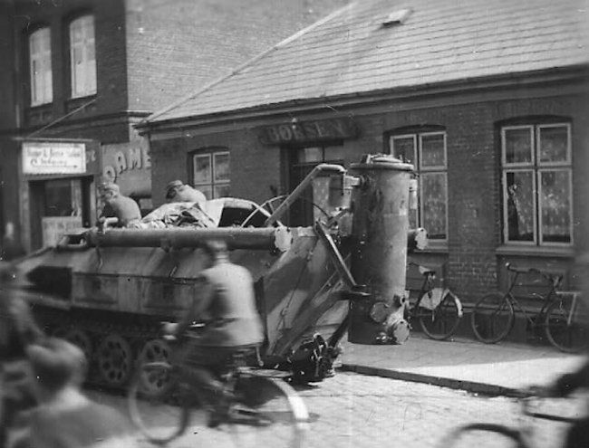 Niemiecki transporter Sd.Kfz.251 z widocznym z tyłu gazogeneratorem i systemem zbiorników po bokach. 