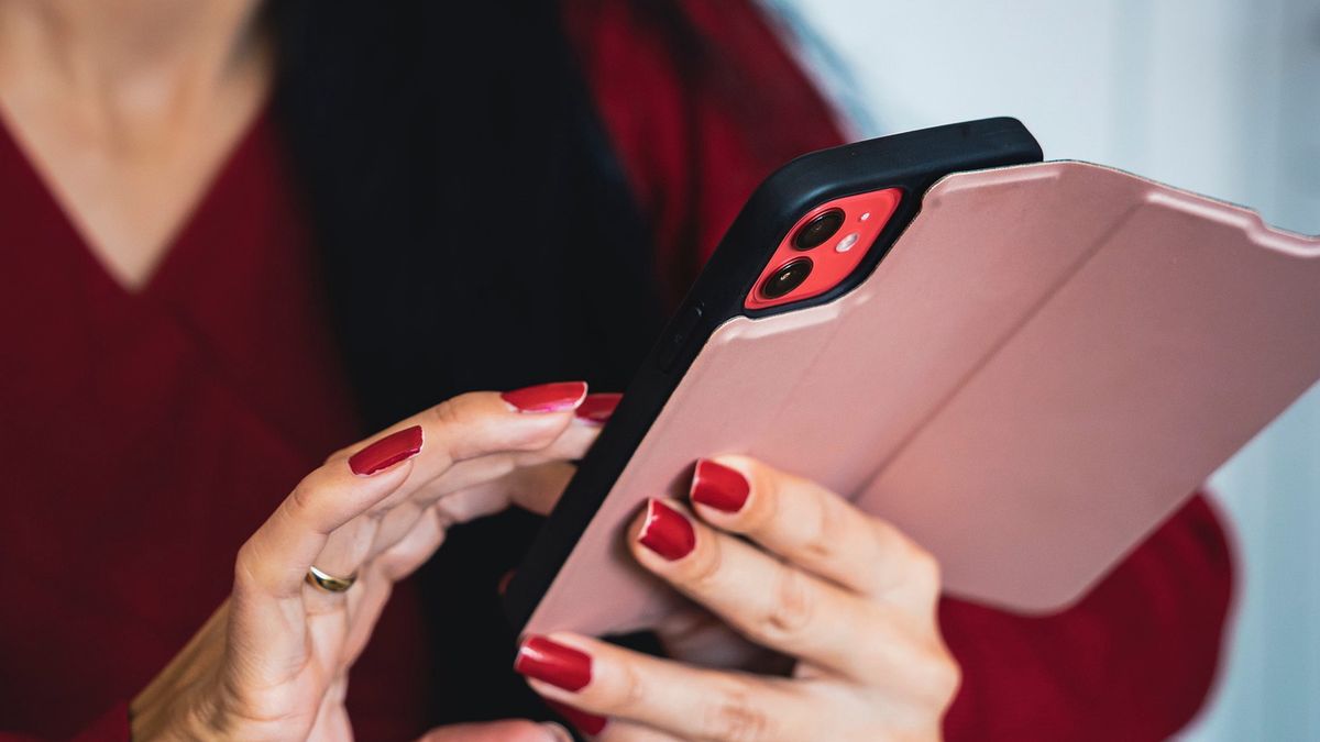 Kobieta korzysta ze smartfona