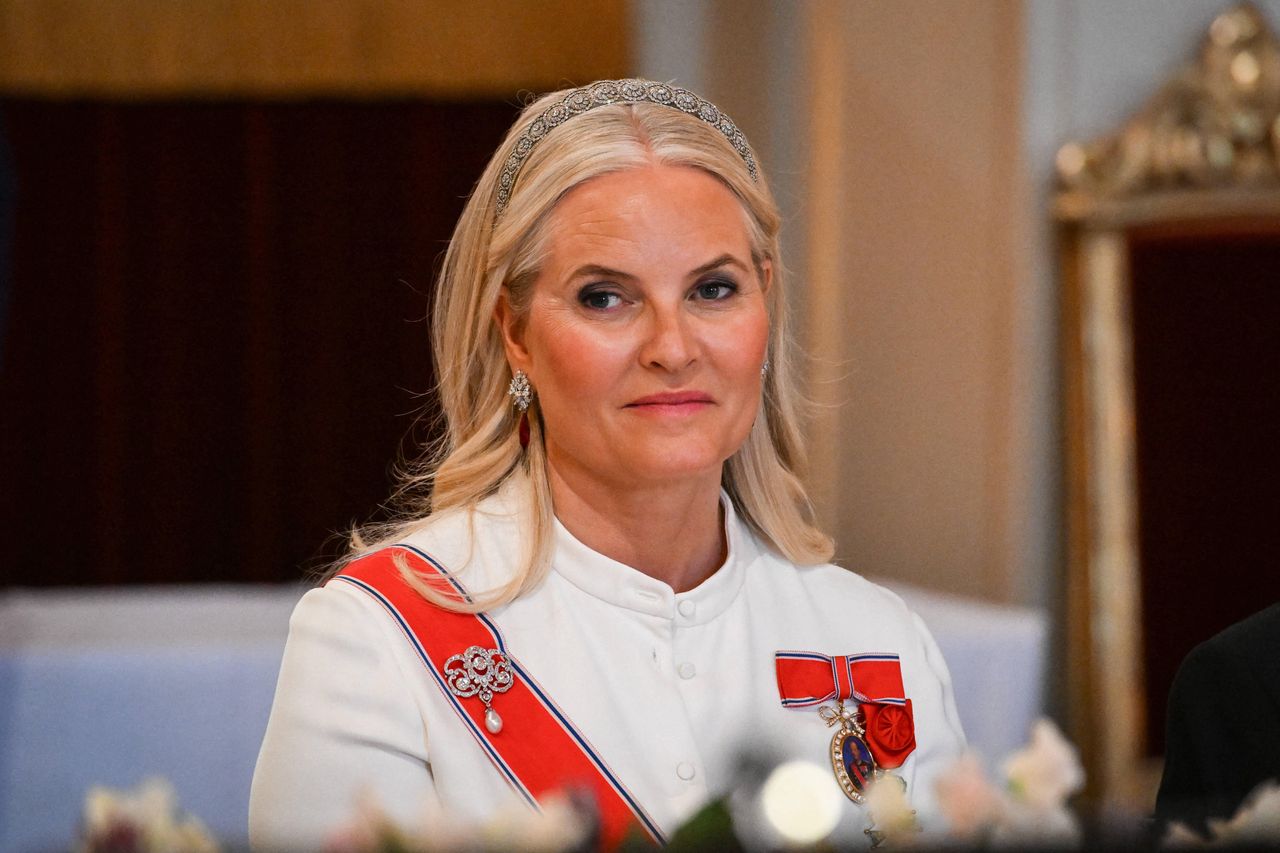 Jest nieuleczalne chora. Tak przywitała Macronów