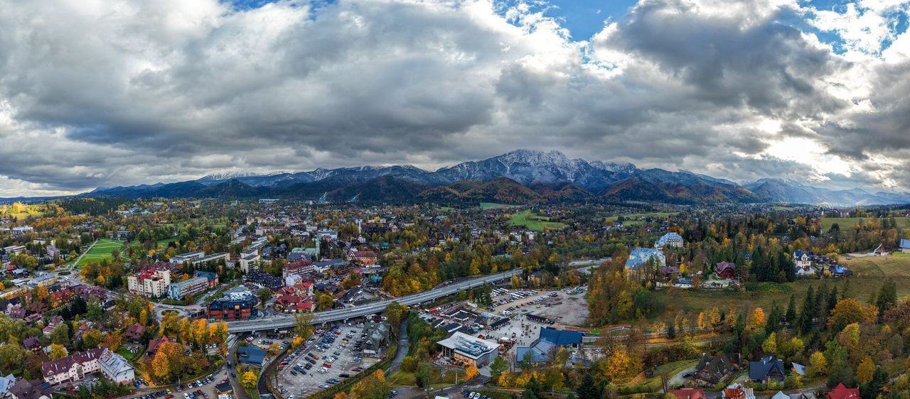 Zakopane: Złota jesień spotyka zimę. Miasto z lotu ptaka zachwyca kontrastami