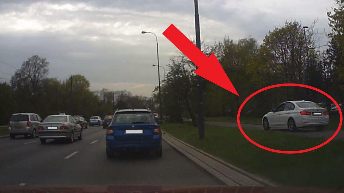 Jak łatwo zauważyć, ruch na chodniku jest zauważalnie mniejszy niż na drodze.