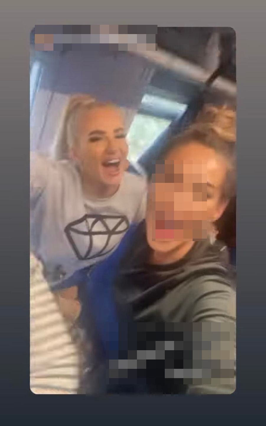 Izabela Macudzińska z koleżankami w pociągu