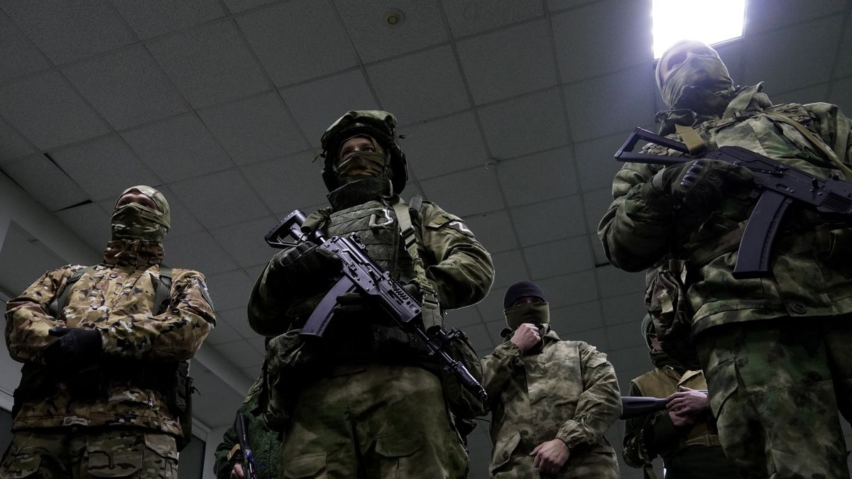 ROSTOV, RUSSIA - DECEMBER 06: Civilians and volunteers receive shooting training by members of Russian army, special forces and security forces in Rostov, Russia on December 6, 2022. (Photo by Vladimir Aleksandrov/Anadolu Agency via Getty Images)