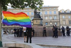 Warszawa.  Dwie manifestacje, podpalona tęczowa flaga