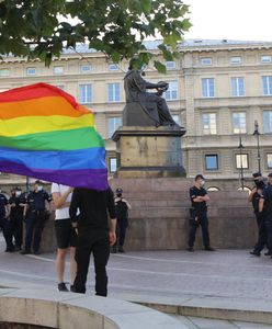 Warszawa.  Dwie manifestacje, podpalona tęczowa flaga