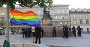 Warszawa.  Dwie manifestacje, podpalona tęczowa flaga