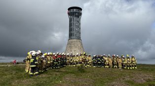 2000 strażaków zdobyło Śnieżnik. Akcja ma pomóc chorym na nowotwory krwi