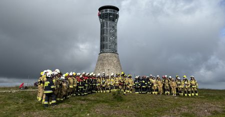 2000 strażaków zdobyło Śnieżnik. Akcja ma pomóc chorym na nowotwory krwi