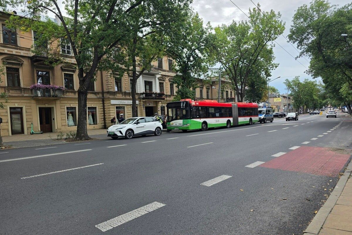 Starsza kobieta przewróciła się w autobusie, potrzebna była pomoc ratowników