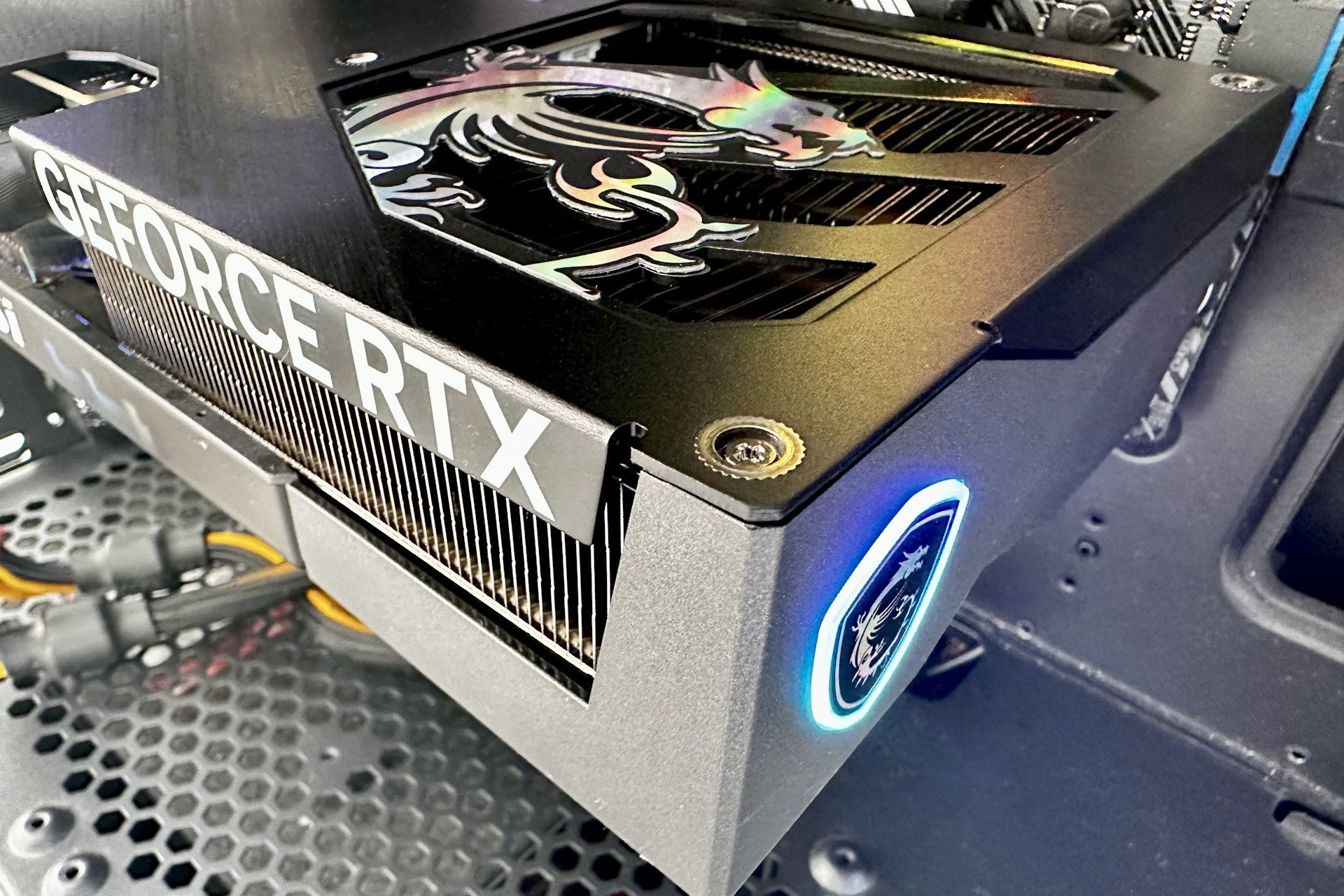 MSI GeForce RTX 5060 Ti Gaming OC - RGB z tyłu i od góry