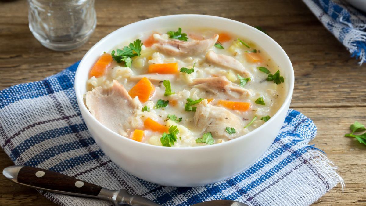 Rosół zabielany śmietaną możesz podać z ryżem lub makaronem