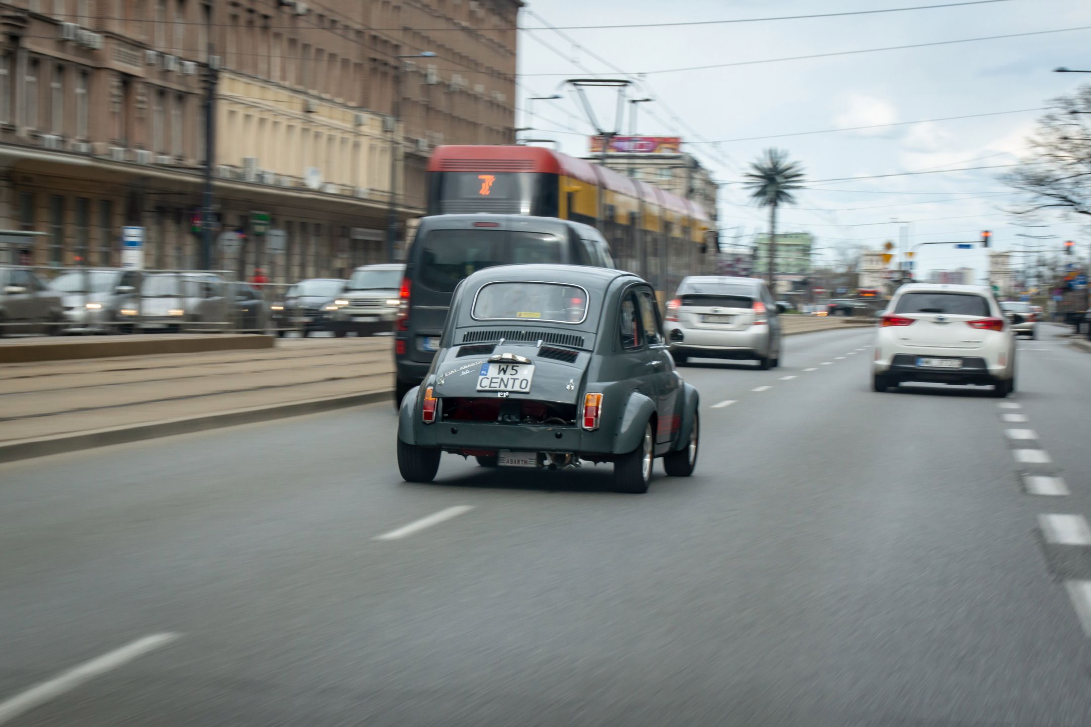 Mknąca i warcząca replika Abartha 695 robiła dużo hałasu na ulicy