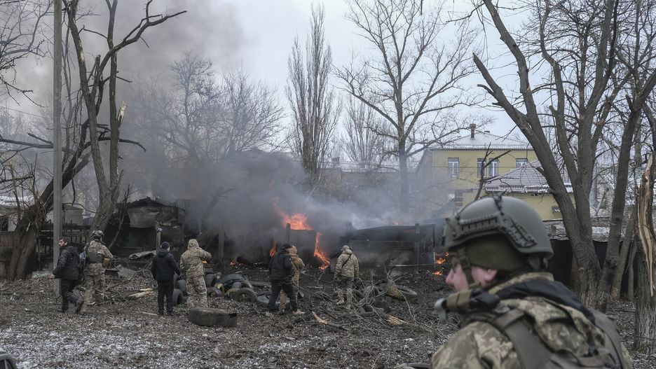 Ukrainian rescuers work at the site of a rocket attack on a residential area in Kramatorsk, Donetsk region, eastern Ukraine, 02 February 2023, amid Russia's invasion. At least five people were injured after two rockets hit on the day a residential area in Kramatorsk, the head of Ukraine's Donetsk Regional Military Administration, Pavlo Kyrylenko said in a statement. The rockets hit an area near the site of overnight shelling on a four-story residential building, where at least three people were killed and 18 others injured, according to the State Emergency Service of Ukraine (SES). Russian troops entered Ukraine territory on 24 February 2022 starting a conflict that has provoked destruction and a humanitarian crisis. EPA/SERGEY SHESTAK Dostawca: PAP/EPA.