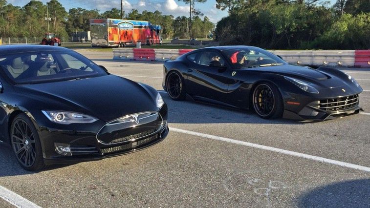 Tesla Model S P85D vs. Ferrari F12 - wyścig na ćwiartkę