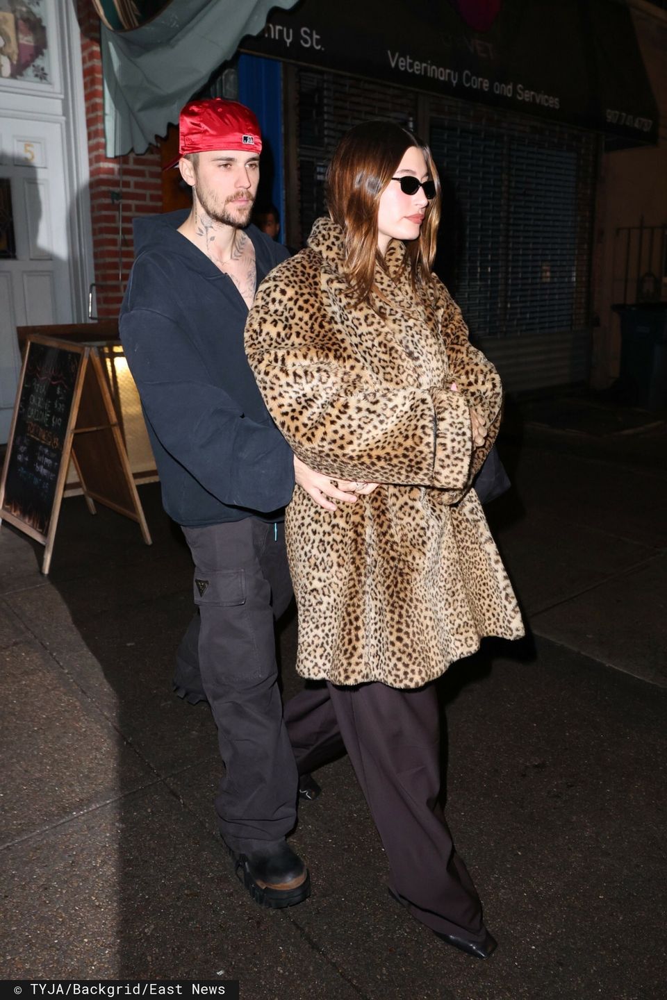 Bieberowie i Kendall Jenner na kolacji
Brooklyn, NY  - Justin and Hailey Bieber step out for dinner at Lucali in Brooklyn, joined by Kendall Jenner. The trio catches up over dinner at the famed pizzeria during Kendall?s time in Brooklyn, New York.

Pictured: Justin Bieber, Hailey Bieber

BACKGRID USA 6 FEBRUARY 2025 

BYLINE MUST READ: T.JACKSON / BACKGRID

USA: +1 310 798 9111 / usasales@backgrid.com

UK: +44 208 344 2007 / uksales@backgrid.com

*UK Clients - Pictures Containing Children
Please Pixelate Face Prior To Publication*
TYJA