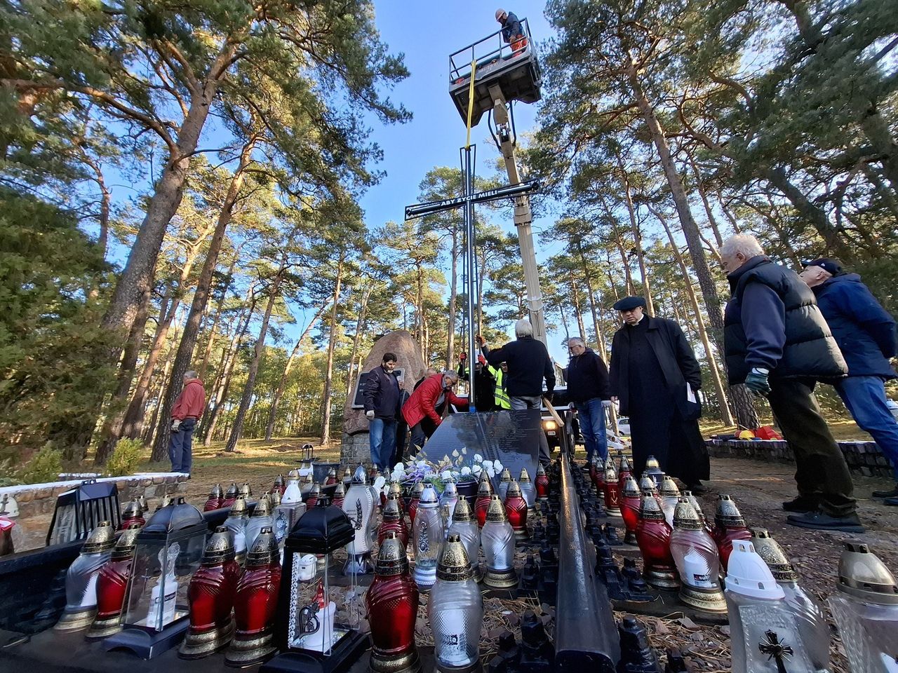 Otłoczyn: Kolejarze ustawili nowy krzyż. Upamiętnia ofiary katastrofy
