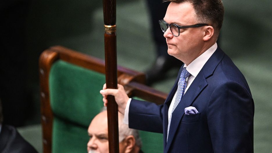 Warszawa, 08.05.2024. Marszałek Szymon Hołownia na posiedzeniu niższej izby parlamentu w Warszawie, 8 bm. Sejm rozpoczął trzydniowe posiedzenie. Posłowie mają się zająć m.in. rządowym projektem noweli zakładającym przesunięcie terminu wdrożenia Krajowego Systemu e-Faktur (KSeF) z 1 lipca 2024 roku na 1 lutego 2026 roku. Zaplanowano także pierwsze czytanie rządowego projektu nowelizacji ustawy o pomocy obywatelom Ukrainy. Zakłada on m.in. powiązanie wypłat 800 plus i świadczenia z programu "Dobry start" z obowiązkiem szkolnym i przedłuża ochronę tymczasową dla Ukraińców uciekających przed wojną do 30 września 2025 r. (aldg) PAP/Radek Pietruszka