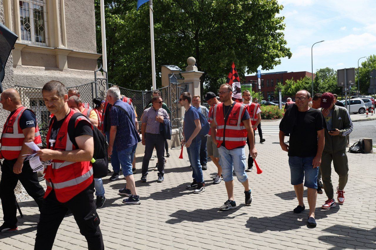 Kolejny tydzień strajku w Jeremiasie. Strajkujący poszli przed urząd miasta, zarząd: strajk jest nielegalny i nikogo nie więziono