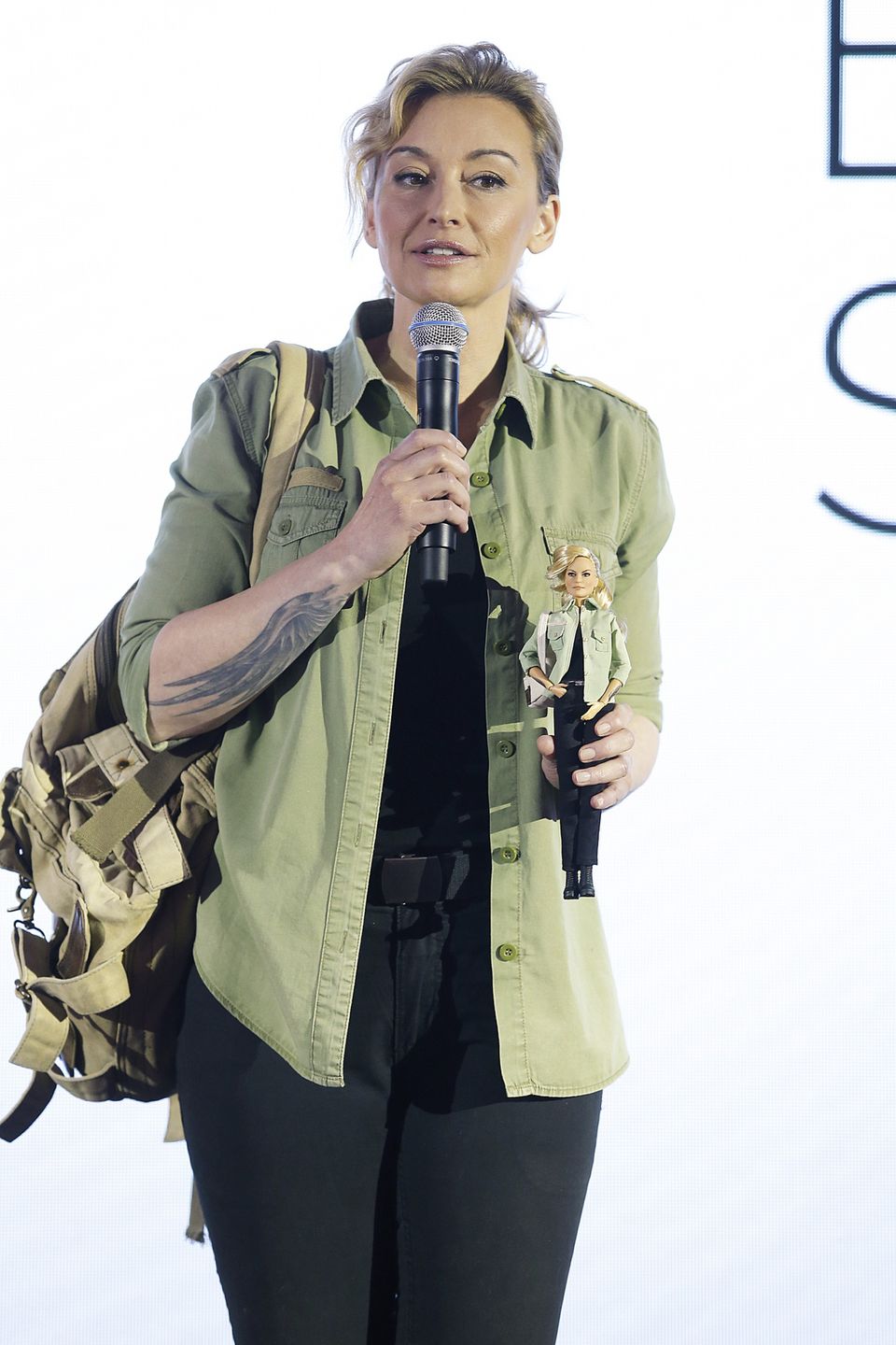 scena z: Martyna Wojciechowska, SK:, , fot. Podlewski/AKPABarbie Shero, damskie, eyeliner, fryzura kucyk, kobieta, lalka, lalka Barbie, marzec 2018, usta różowe, koszula zielona, koszulka czarna, Martyna Wojciechowska