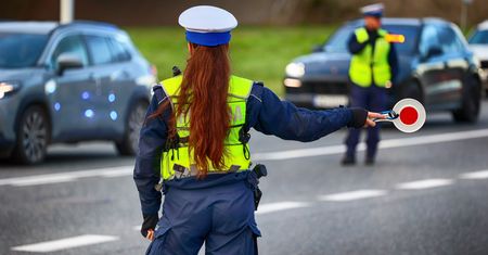 Nie zatrzymał się do policyjnej kontroli, posiada 4 aktywne zakazy kierowania pojazdami. 119 km/h w zabudowanym