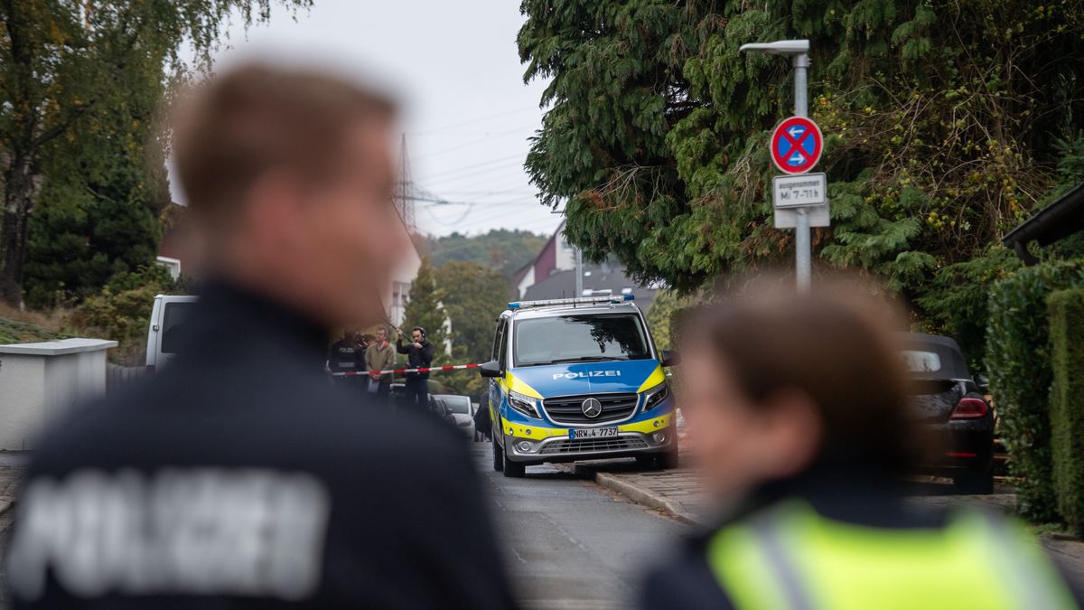 HERDECKE, GERMANY - OCTOBER 07: Police stand near the residence of Herdecke Mayor designate Iris Stalzer following her stabbing by unknown assailants on October 07, 2025 in Herdecke, Germany. Police have launched a manhunt for what is reportedly multiple male assailants who are suspected of stabbing her 13 times at her residence. Stalzer has been rushed to a hospital and is in critical condition. (Photo by Hesham Elsherif/Getty Images)