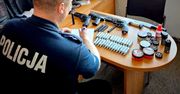 Wiatrówkowy "Rambo" strzelał ludziom w okna. Odwiedziła go policja