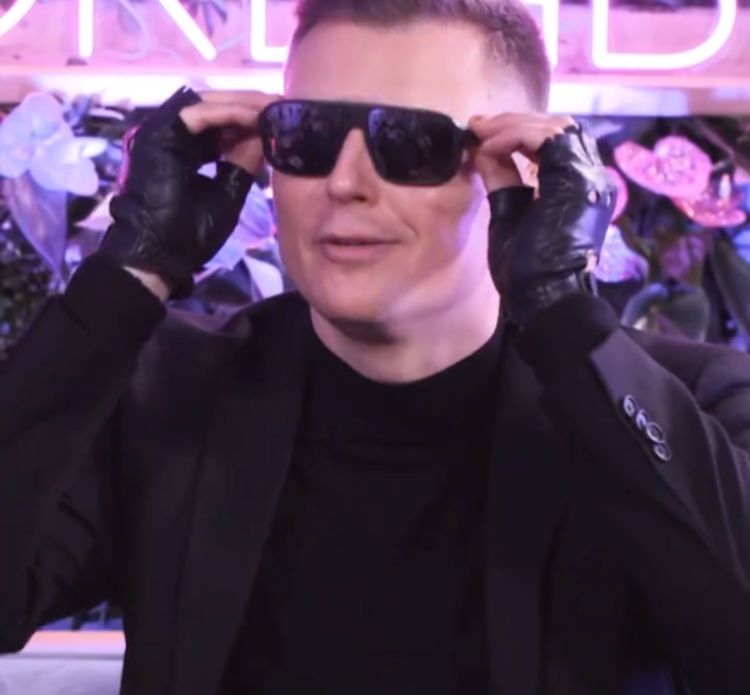 Rafał Brzozowski uciął sobie pogawędkę z Nikkie Tutorials, którą jego pracodawca rok wcześniej wyciął z transmisji