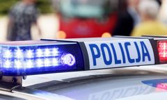 Samochód spadł na tory w Zabrzu. Pasażerowie uniknęli tragedii