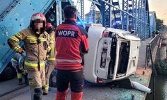 O krok od tragedii we Wrocławiu. Taksówka zawisła nad Odrą