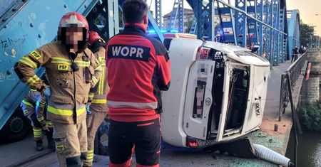 O krok od tragedii we Wrocławiu. Taksówka zawisła nad Odrą
