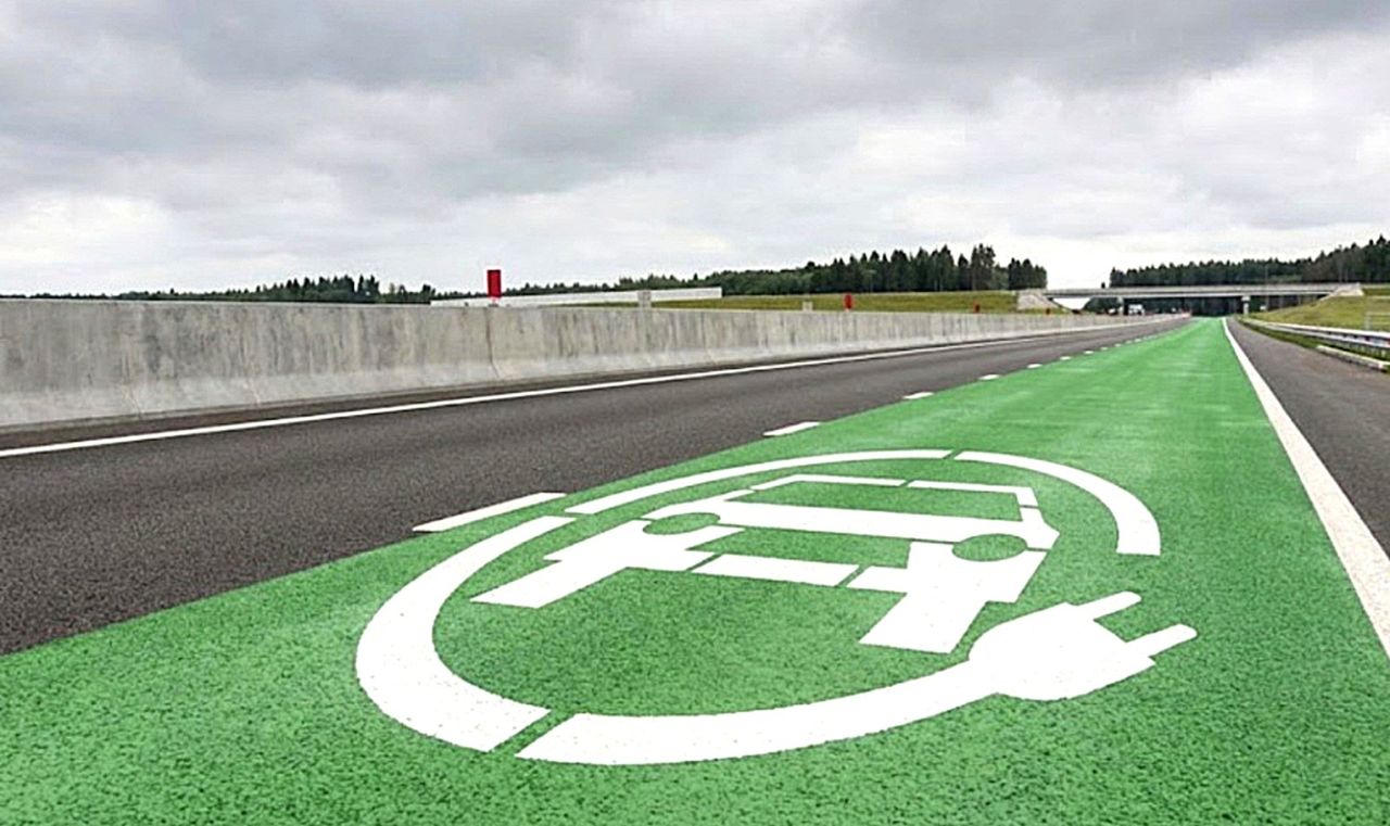 Pierwsza taka autostrada w Europie. Ładuje auta w trakcie jazdy