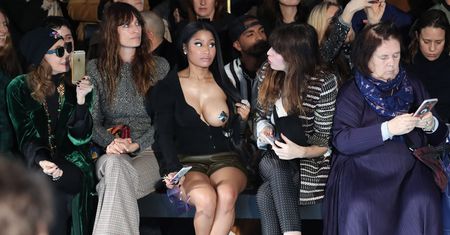 Nicki Minaj z gołą piersią na wierzchu i sutkiem zaklejonym taśmą... (ZDJĘCIA)