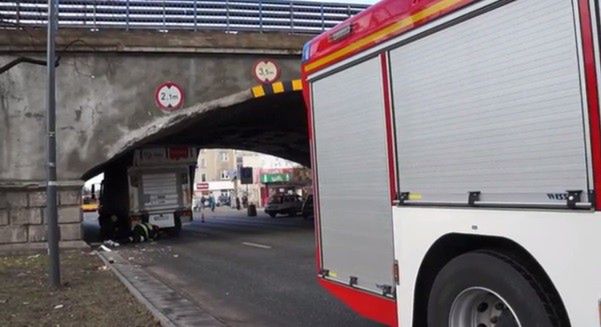 Kierowca nie zauważył znaków na wiadukcie przy Targowej? "Zakleszczona cieżarówka" [WIDEO]