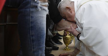 Papież obmył nogi nieletnim osadzonym. "Naśladujmy ten gest"